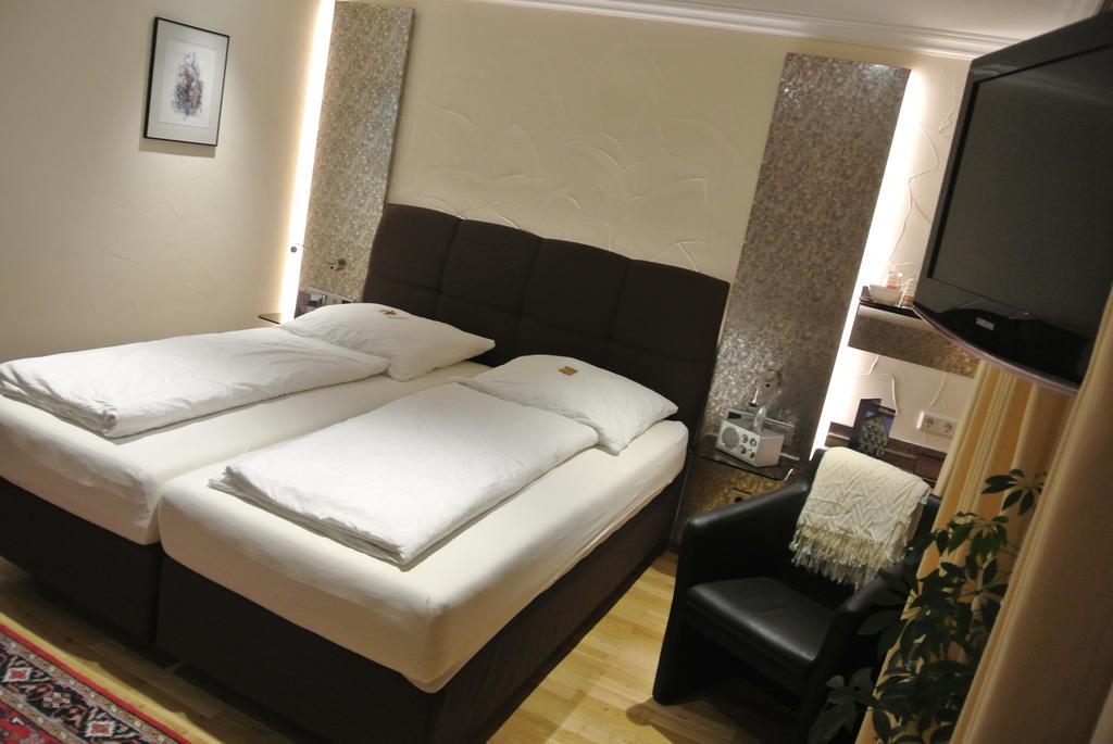 Hotel-Restaurant Goldenes Lamm Динкельсбюль Экстерьер фото